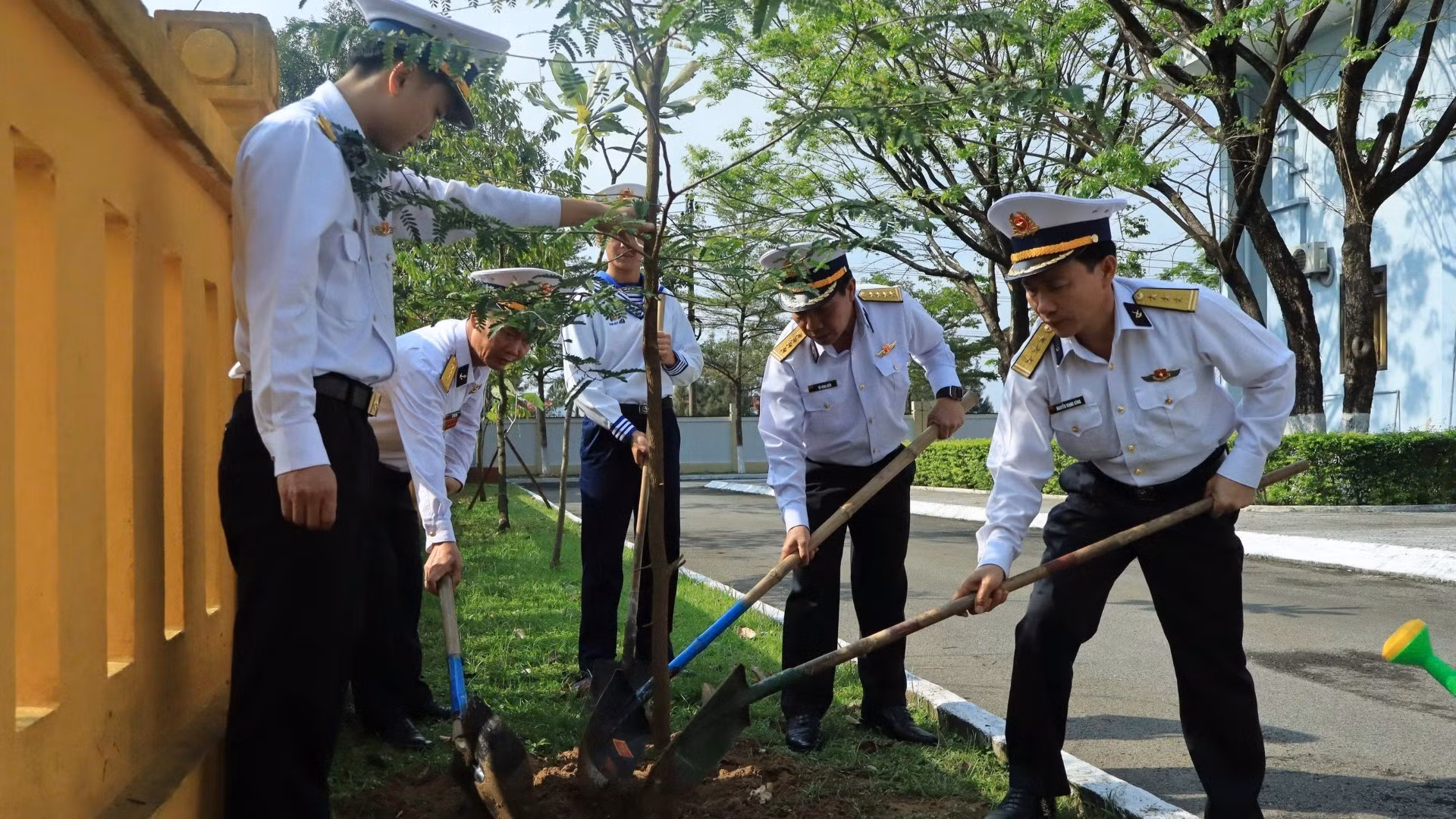 3-dai-ta-vu-dinh-hien-pho-tu-lenh-tham-muu-truong-vung-cung-can-bo-chien-si-trong-cham-soc-cay-tai-co-quan-bo-tu-lenh-vung-3-hai-quan-2836-366.jpg