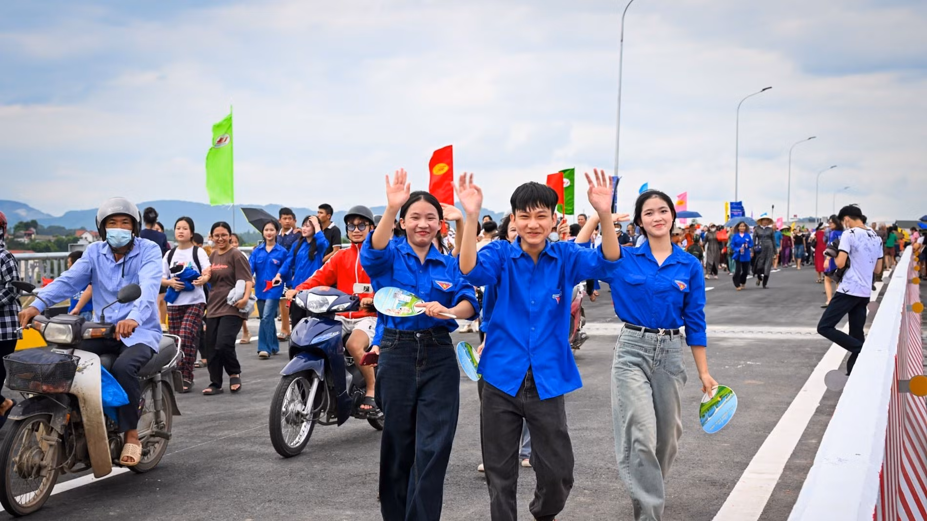 Cầu Phong Châu mới được khánh thành trong niềm vui chung của đông đảo người dân địa phương, khi những nỗi đau mất mát đã dịu đi để đón chào tương lai phát triển mới.