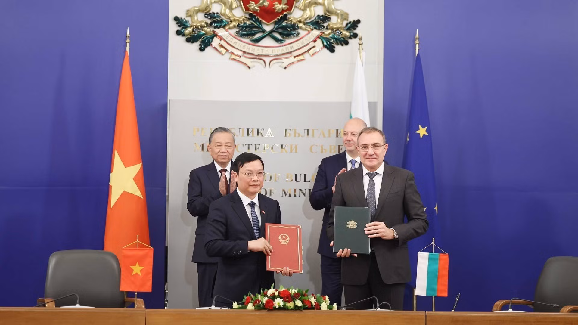 vna-potal-tong-bi-thu-to-lam-hoi-kien-thu-tuong-bulgaria-8360770-238.jpg