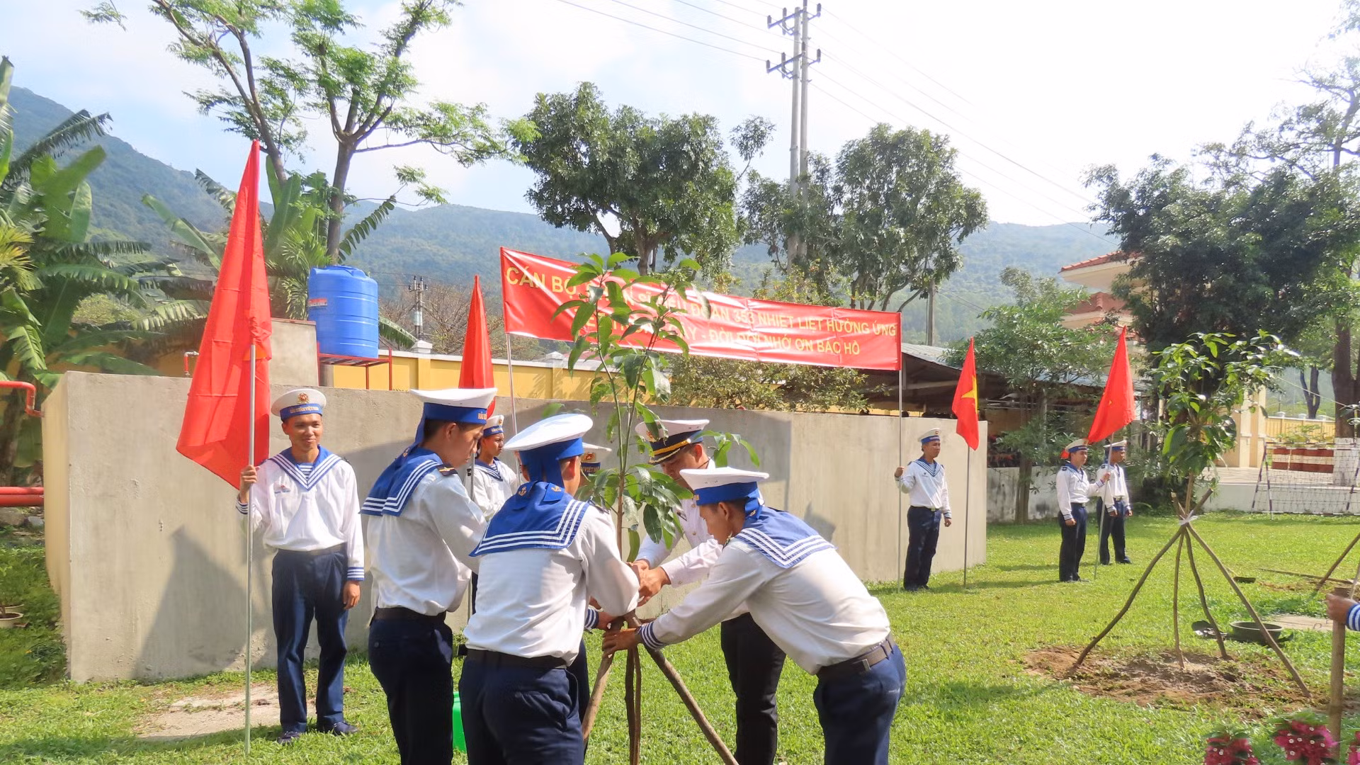 6-can-bo-chien-si-tieu-doan-353-trong-cham-soc-cay-tai-khuon-vien-don-vi-6301.jpg