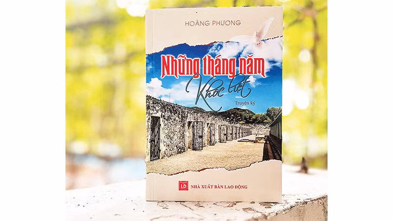 Bìa cuốn truyện ký “Những tháng năm khốc liệt” của tác giả Hoàng Phương.