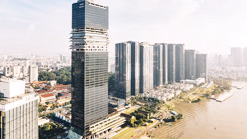 Tòa tháp Saigon Marina IFC cao 55 tầng nổi bật bên sông Sài Gòn, Thành phố Hồ Chí Minh.
