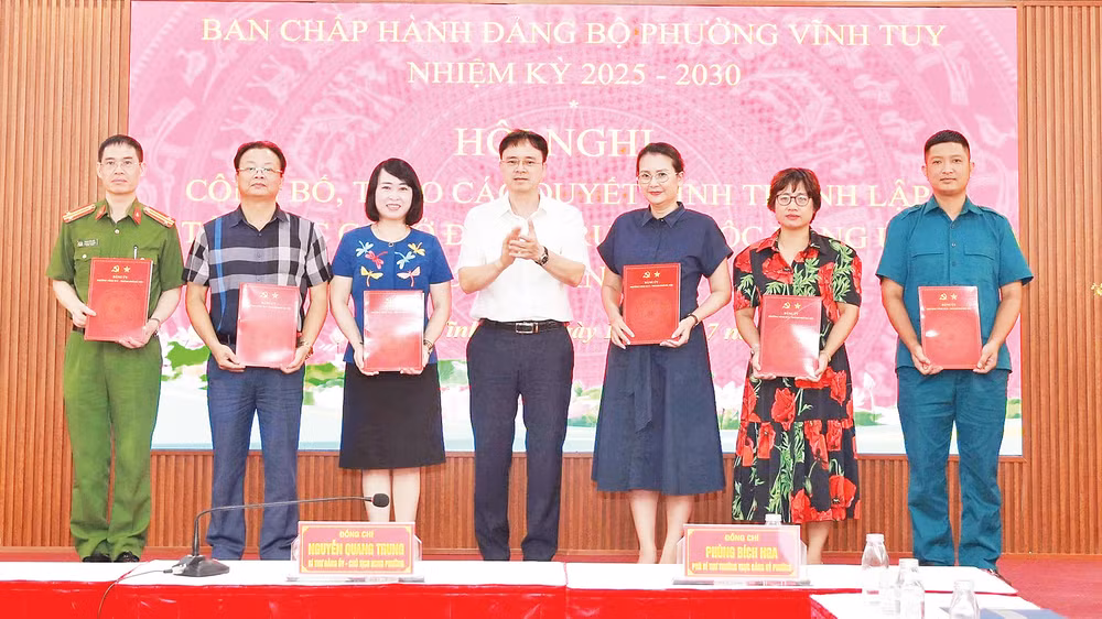 Lãnh đạo Đảng ủy phường Vĩnh Tuy trao quyết định cho các tổ chức cơ sở đảng trực thuộc Đảng bộ phường. (Ảnh ĐÌNH HIỆP)