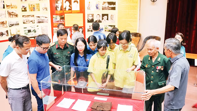 Khu trưng bày thu hút đông đảo người dân đến tham quan, tìm hiểu.