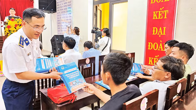 Tuyên truyền chống IUU cho ngư dân phường Thuận An, thành phố Huế (Ảnh NAM TRUNG)