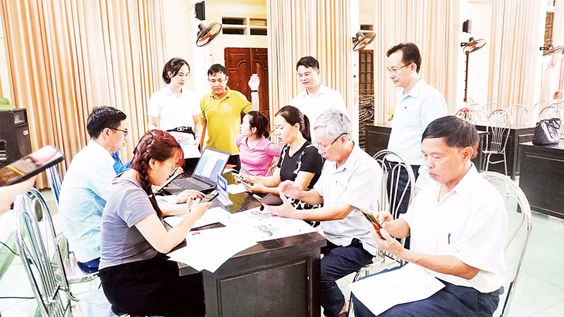 Tổ Chuyển đổi số cộng đồng xã Xuân Mai hướng dẫn người dân cách nộp hồ sơ trực tuyến trên Cổng Dịch vụ công quốc gia.
