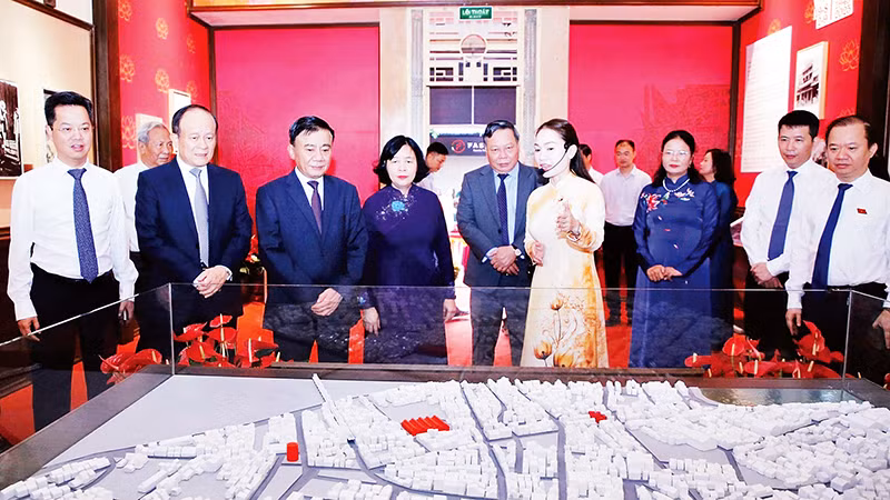Các đại biểu nghe giới thiệu về di tích Nhà số 48 phố Hàng Ngang, nơi Bác Hồ viết Tuyên ngôn Độc lập.