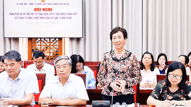 Các chuyên gia, nhà khoa học, đại diện Hội đồng Tư vấn của Ủy ban Mặt trận Tổ quốc Việt Nam Thành phố Hà Nội nêu ý kiến phản biện tại hội nghị. (Ảnh THÀNH AN) 