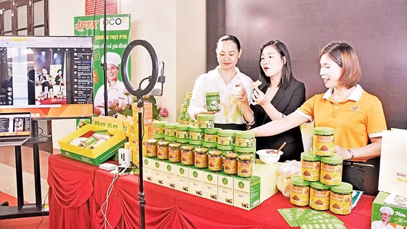 Công ty cổ phần PKT VIETNAM (xã Tiên Du) ứng dụng công nghệ số trong sản xuất, kinh doanh.
