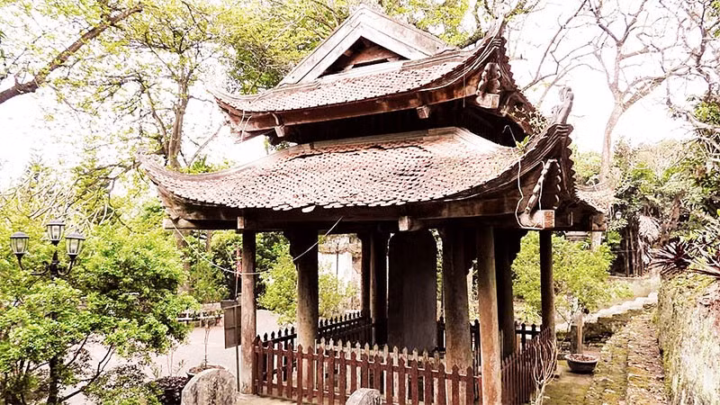 Tấm bia Sùng Thiện Diên Linh - bảo vật quốc gia, ở chùa Long Đọi Sơn.