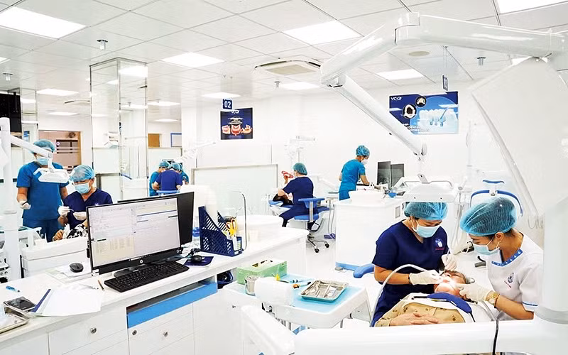 Người cao tuổi được chăm sóc tại Trung tâm răng hàm mặt kỹ thuật cao (Bệnh viện Thống Nhất).