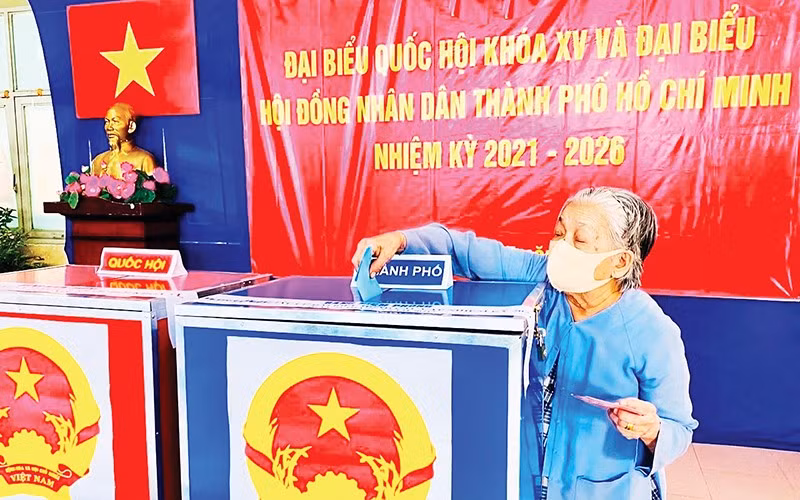 Cử tri đi bỏ phiếu bầu đại biểu Quốc hội khóa XV và đại biểu Hội đồng nhân dân Thành phố Hồ Chí Minh nhiệm kỳ 2021-2026.