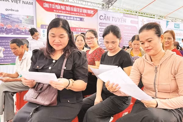 Người lao động tìm hiểu thông tin tuyển dụng tại phiên giao dịch việc làm phường Hương Trà.