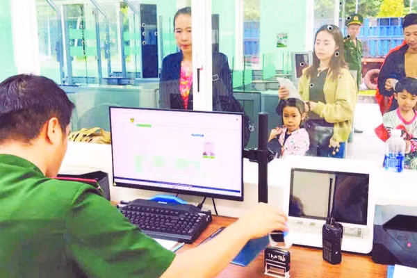 Việc số hóa thủ tục hành chính giúp công tác xác minh lý lịch để thông quan diễn ra nhanh chóng, thuận tiện.