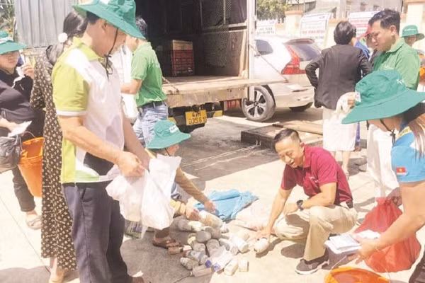 Người dân xã Đắk Sắk mang bao bì, chai lọ thuốc bảo vệ thực vật đến điểm thu gom. 