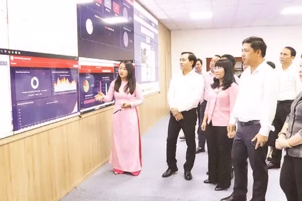Lãnh đạo tỉnh Đắk Lắk thăm và kiểm tra tại trung tâm dữ liệu của tỉnh (Ảnh CÔNG LÝ)