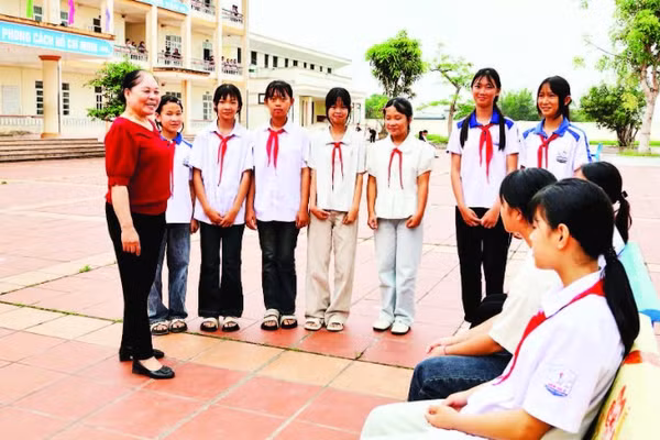 Bà Lương Thị Tuyết, Chủ nhiệm Câu lạc bộ hát nhà tơ xã Đầm Hà thường xuyên dạy các cháu học sinh Trường THCS Đại Bình hát.