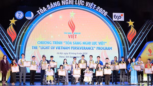 Những gương mặt "Tỏa sáng nghị lực Việt" năm nay trên bục vinh danh. (Ảnh: LINH PHAN)