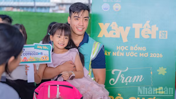 Hơn 100 suất học bổng “Xây nền ước mơ” và nhiều phần quà thiết thực đã được trao cho con em công nhân thuộc 2 công ty Công ty cổ phần Môi trường đô thị Đà Nẵng và Công ty Thoát nước và xử lý nước thải Đà Nẵng. 