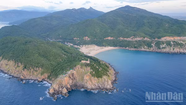 Mũi Đại Lãnh (tỉnh Đắk Lắk) hiên ngang vươn mình ra biển lớn - là một trong những điểm đón ánh bình minh đầu tiên trên đất liền Việt Nam.