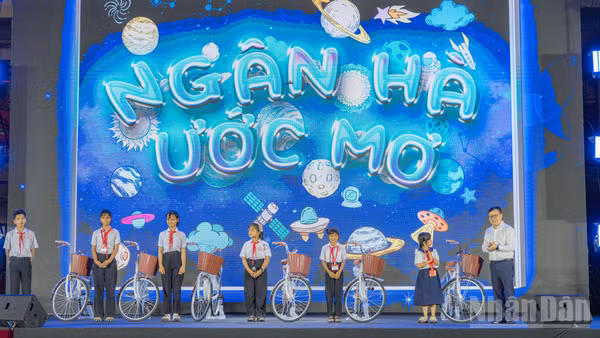 Hàng trăm ước mơ của trẻ em vùng cao Đà Nẵng đã được hiện thực hóa trong đêm hội "Vầng trăng chiến sĩ". 