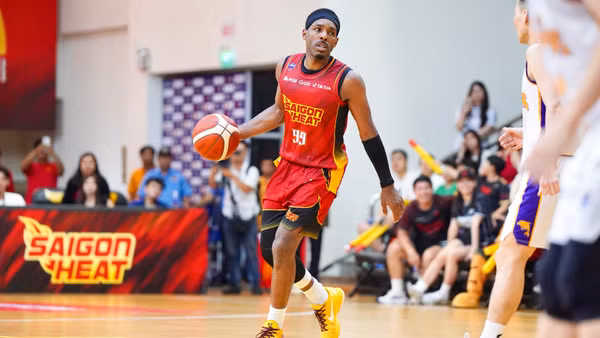 Brandis Raley-Ross xử lý đẳng cấp ở những tình huống quan trọng giúp Saigon Heat chiếm thế thượng phong ở quãng cuối. (Ảnh: VBA)
