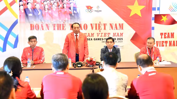 Bộ trưởng Văn hóa, Thể thao và Du lịch Nguyễn Văn Hùng phát biểu tại buổi gặp mặt.
