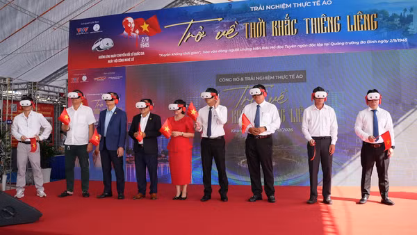 “Trở về thời khắc thiêng liêng” đến với người dân "xứ trầm, biển yến". (Ảnh: VOV)