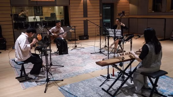 “Thùng Thình Thùng” tạo nên sự gặp gỡ giữa các nhạc cụ âm nhạc dân gian và guitar điện tử. (Ảnh: Nhân vật cung cấp)