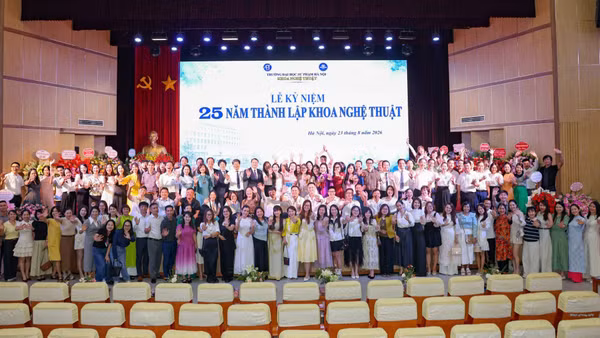 Lễ kỷ niệm 25 năm thành lập Khoa Nghệ thuật-Trường đại học Sư phạm Hà Nội có sự tham dự của nhiều thế hệ cán bộ, giảng viên, sinh viên. (Ảnh: TÙNG LEE)
