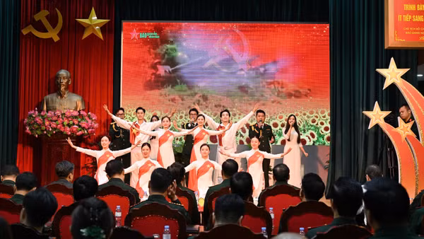 Tiết mục nghệ thuật tại Lễ tổng kết, trao giải Cuộc thi viết “Những tấm gương bình dị mà cao quý” lần thứ 17. (Ảnh: TRỌNG HẢI)