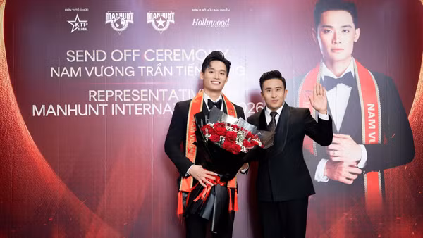 Trần Tiến Dũng (bên trái) đại diện Việt Nam thi Manhunt International 2026. (Ảnh: HUY TRẦN)