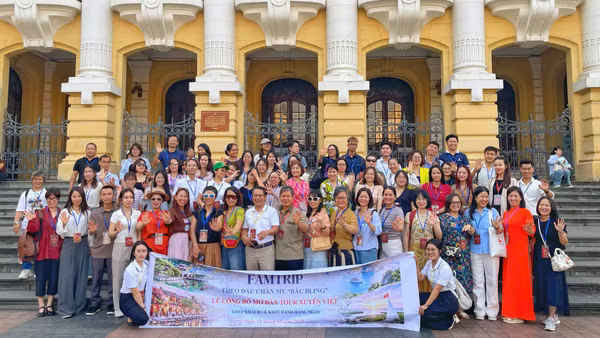 Famtrip “Theo dấu chân MV Bắc Bling” thu hút sự tham gia của nhiều đại diện doanh nghiệp lữ hành, truyền thông. (Ảnh: HỒ HẠ)