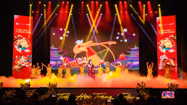 “Trẩy hội trăng rằm” mang đến không gian nghệ thuật rực rỡ sắc màu. (Ảnh: Ban tổ chức)