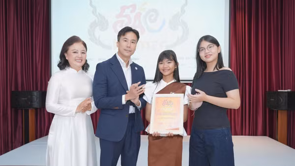 Bà Trương Ngọc Minh Đăng, nhà sáng lập Doanh nghiệp xã hội "Cùng con đi khắp thế gian", đồng sáng lập dự án "SẮC - 54 Dân tộc Việt Nam" trao chứng nhận đại sứ cho em Liêu Thị Ánh Nhi. (Ảnh: Ban tổ chức cung cấp)
