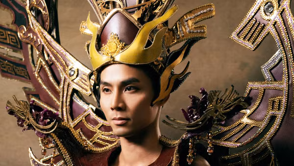 Nguyễn Vũ Linh mang trang phục “Hồn thiêng Âu Lạc” đến Mister International 2026. (Ảnh: KIẾNG CẬN)