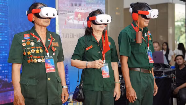 “Trở về thời khắc thiêng liêng” đưa công chúng "xuyên không", trải nghiệm thời khắc lịch sử ngày 2/9/1945 bằng công nghệ thực tế ảo (VR). (Ảnh: VOV)