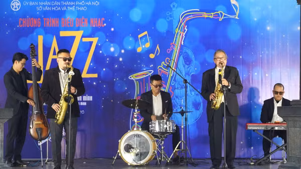 Nghệ sĩ Ưu tú Quyền Văn Minh cùng ban nhạc mang những giai điệu Jazz đến không gian mở tại Nhà Bát Giác, Vườn hoa Lý Thái Tổ (phường Hoàn Kiếm, Hà Nội). (Ảnh: Ban tổ chức cung cấp)