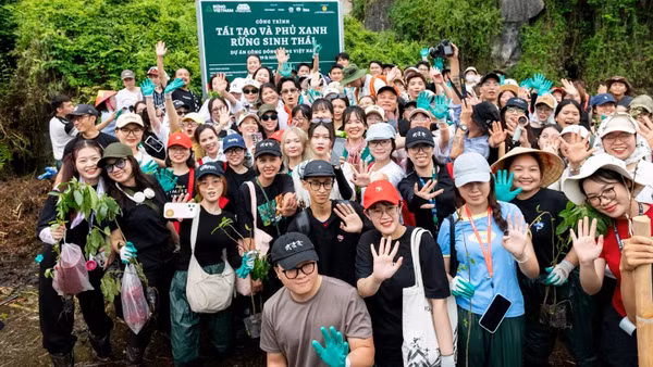Các nghệ sĩ cùng đông đảo khán giả gieo mầm xanh tại Khu bảo tồn thiên nhiên đất ngập nước Vân Long. (Ảnh: BTC)