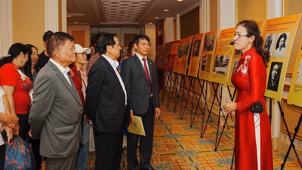 Các đại biểu tham quan triển lãm chuyên đề: “Chủ tịch Hồ Chí Minh với Trung Quốc - Hành trình hữu nghị, Khát vọng hòa bình và phát triển”. (Ảnh: BAN TỔ CHỨC)