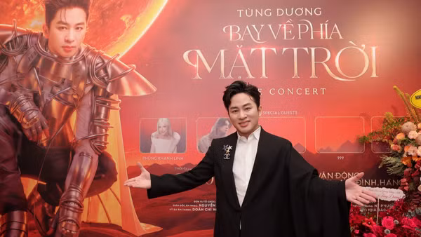 Live concert “Bay về phía mặt trời” được đầu tư công phu về cả quy mô sân khấu và ngôn ngữ trình diễn. (Ảnh: MẠNH NGUYỄN)
