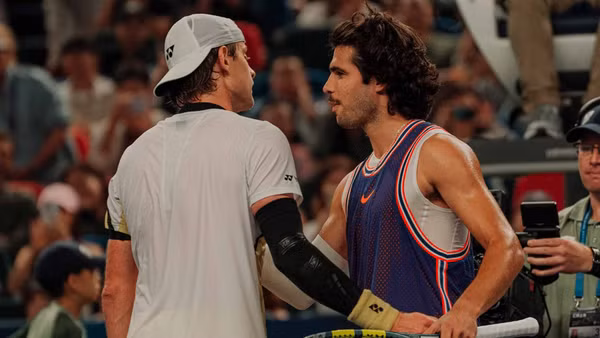 Carlos Alcaraz (phải) chúc mừng Zizou Bergs tiến vào vòng trong của Shanghai Masters 2026. (Ảnh: Shanghai Masters 2026)