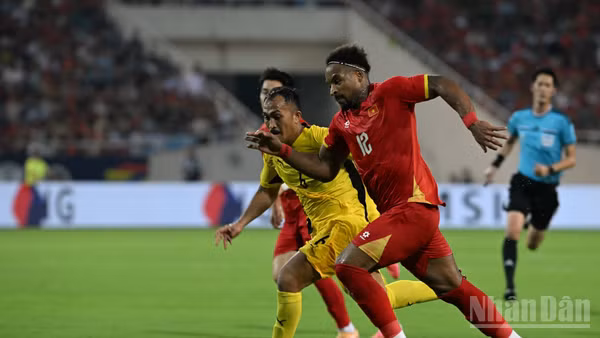 Xuân Son vượt qua hàng phòng ngự của Malaysia. (Ảnh: TRẦN HẢI)