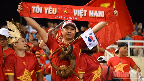 Người hâm mộ đổ về Sân vận động quốc gia Mỹ Đình từ sớm, tạo nên không khí sôi động trước trận bán kết lượt về ASEAN Cup 2026.