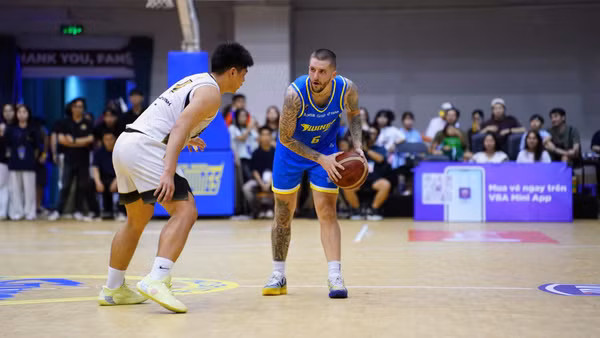 Dakota Zinser tỏa sáng giúp Ho Chi Minh City Wings giành chiến thắng trước cựu vương Saigon Heat. (Ảnh: VBA)