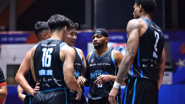 Hanoi Buffaloes chơi cẩn trọng dù sớm đạt lợi thế lớn. (Ảnh: VBA)