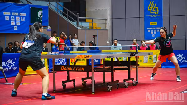 Các tay vợt Công an Nhân dân (phải) thi đấu với Hưng Yên tại nội dung đồng đội nữ. (Ảnh: BẢO LONG)