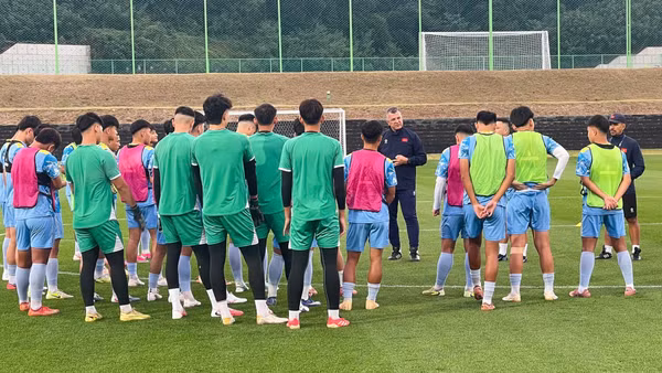 Huấn luyện viên Cristiano Roland dặn dò các học trò trong buổi tập tại Hàn Quốc. (Ảnh: VFF)