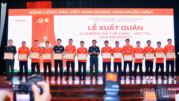 Thượng tướng Nguyễn Trường Thắng, Ủy viên Trung ương Đảng, Ủy viên thường vụ Quân ủy Trung ương, Thứ trưởng Quốc phòng trao bằng khen cho 15 cá nhân tiêu biểu của đội bóng Thể Công - Viettel. (Ảnh: KHIẾU MINH)