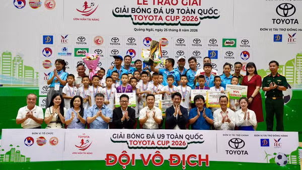 Đội bóng U9 HVL Sơn La nâng cao chiếc cúp vô địch. (Ảnh: Ban tổ chức)